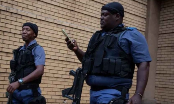 প্রিটোরিয়ায় অবৈধ পানশালায় বন্দুকধারীদের হামলা: শিশুসহ নিহত ১২